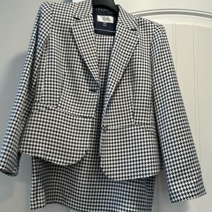 Le Suit black houndstooth skirt suit set. Size 16p.